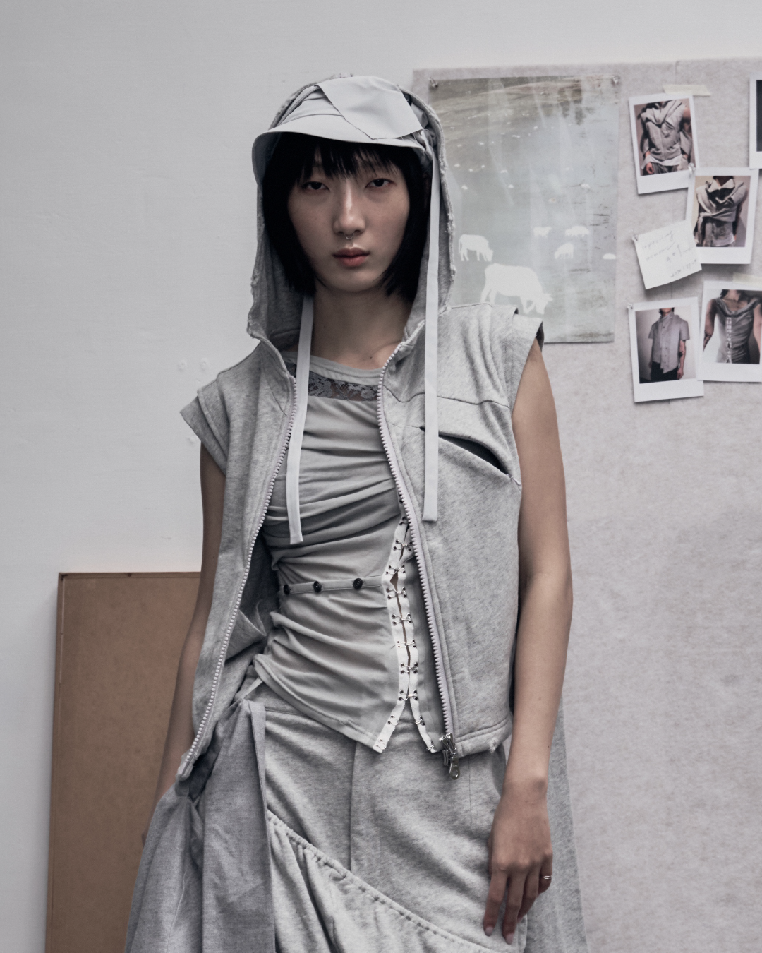 26Pre-Fall 011 Hooded vest - The shackles (Gray)