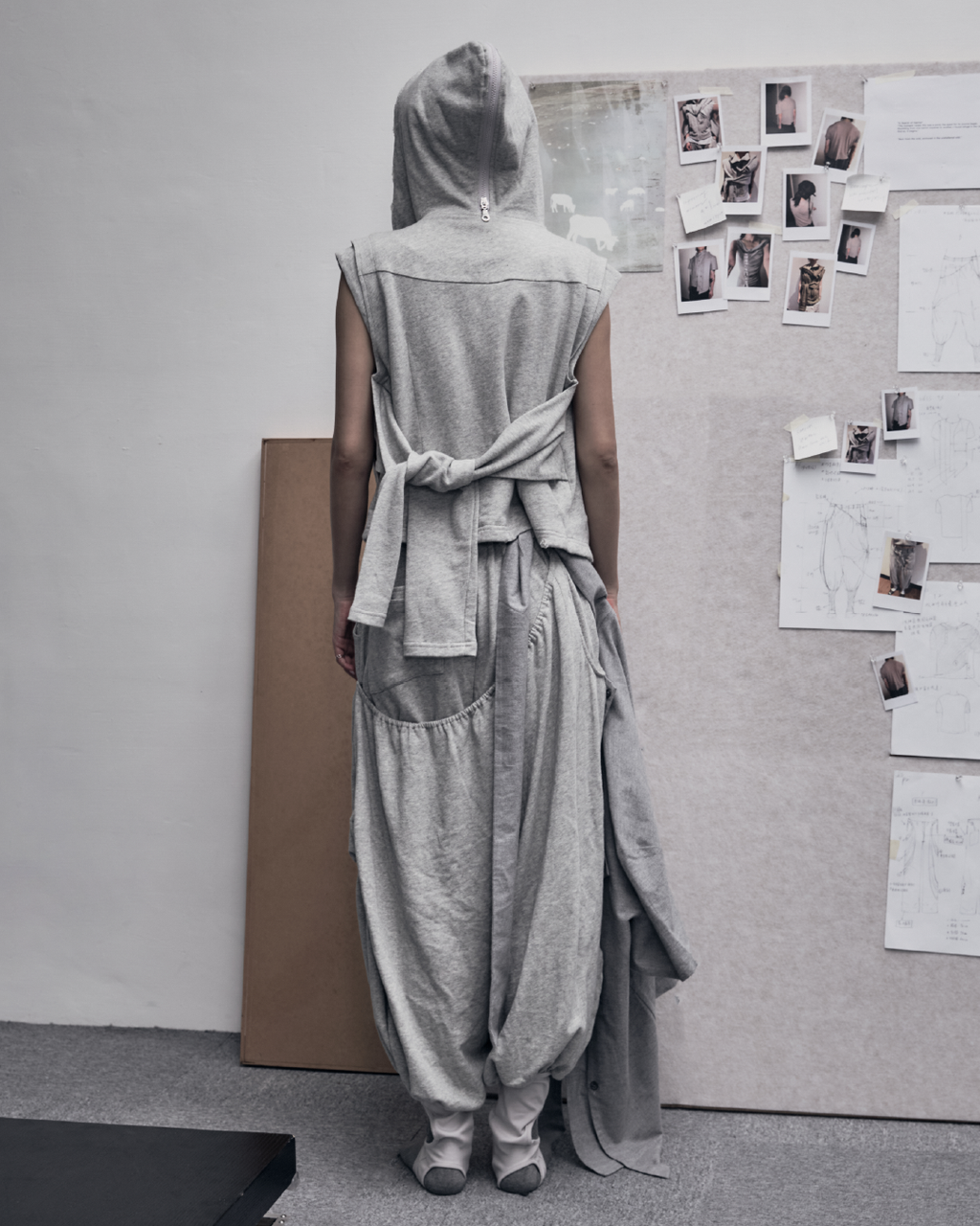 26Pre-Fall 011 Hooded vest - The shackles (Gray)