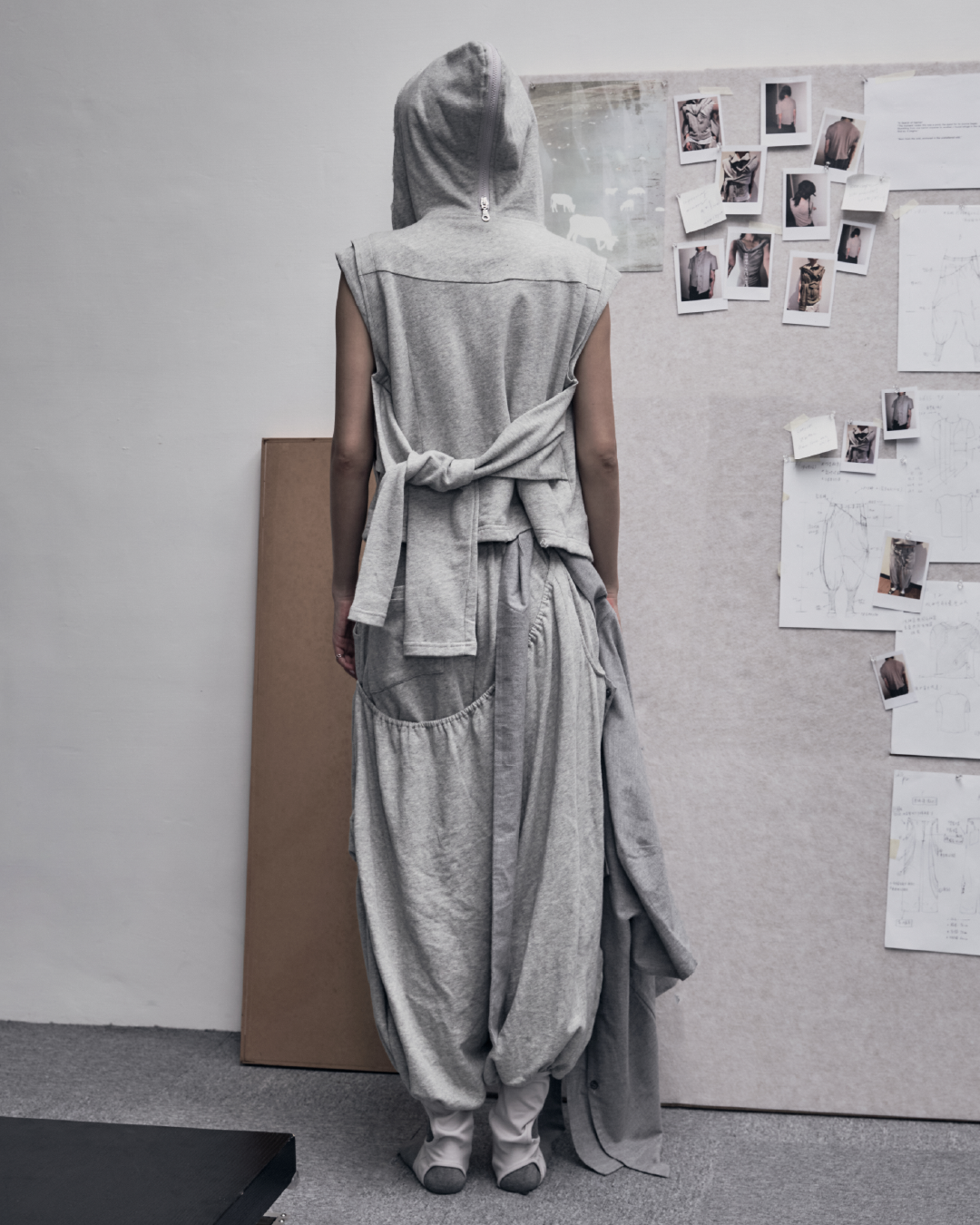 26Pre-Fall 011 Hooded vest - The shackles (Gray)
