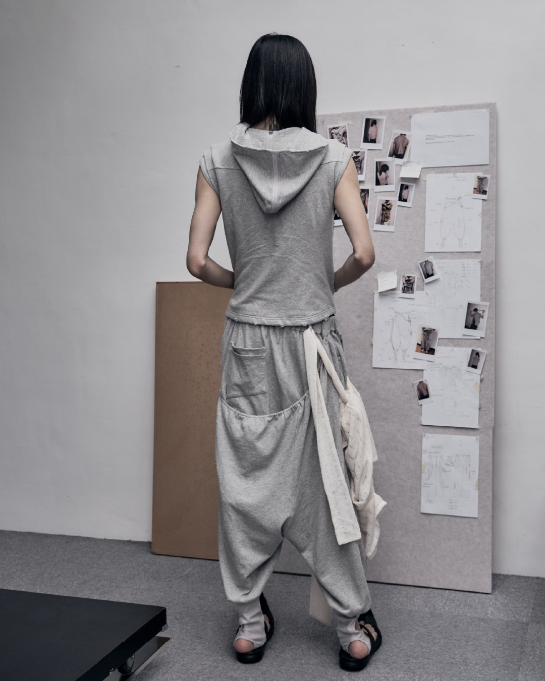 26Pre-Fall 011 Hooded vest - The shackles (Gray)