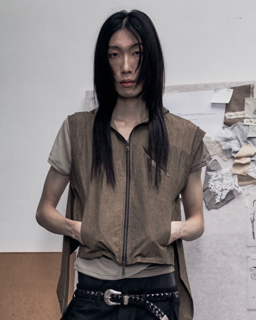 26Pre-Fall 011 Hooded vest - The shackles (Bark Brown)