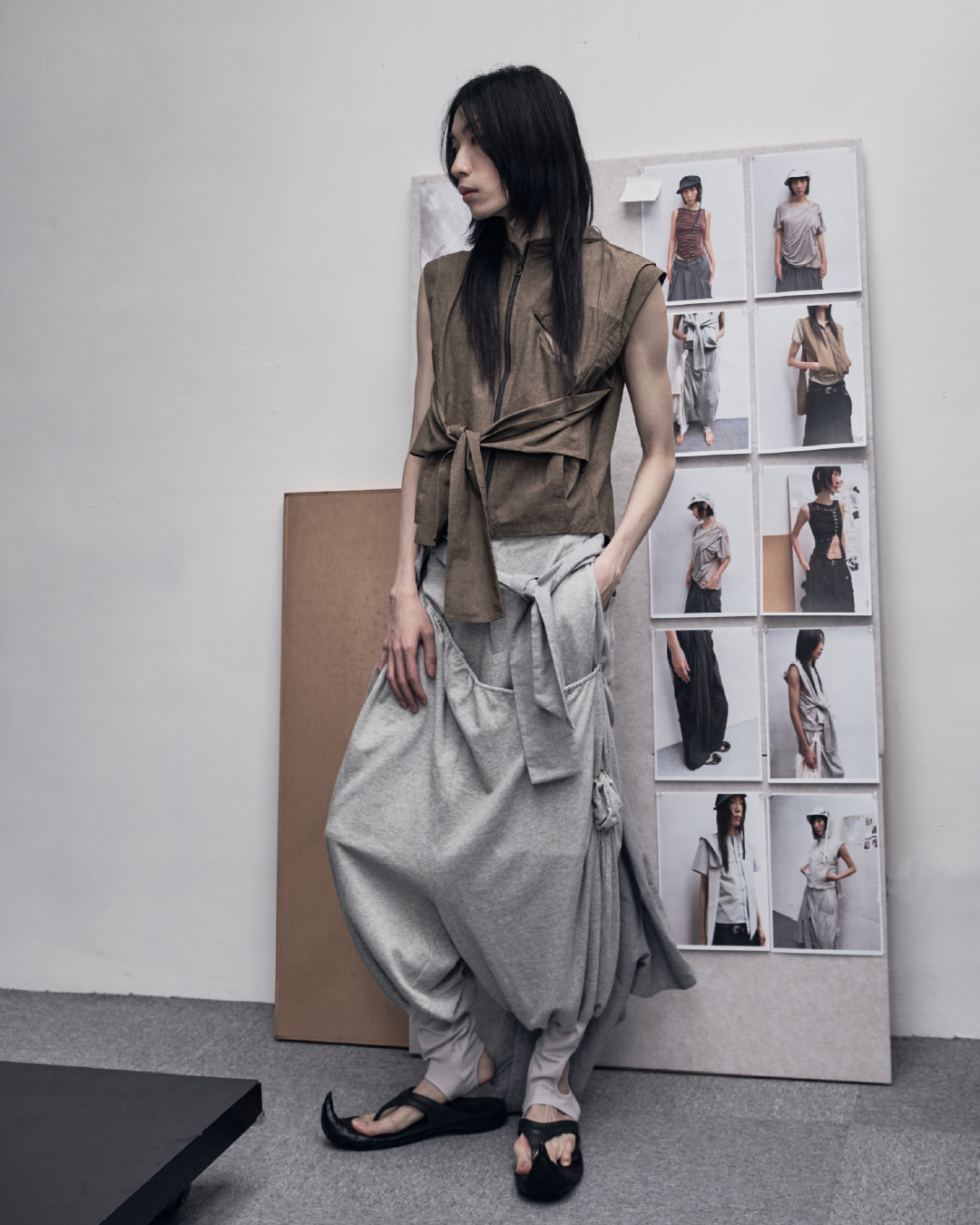 26Pre-Fall 011 Hooded vest - The shackles (Bark Brown)