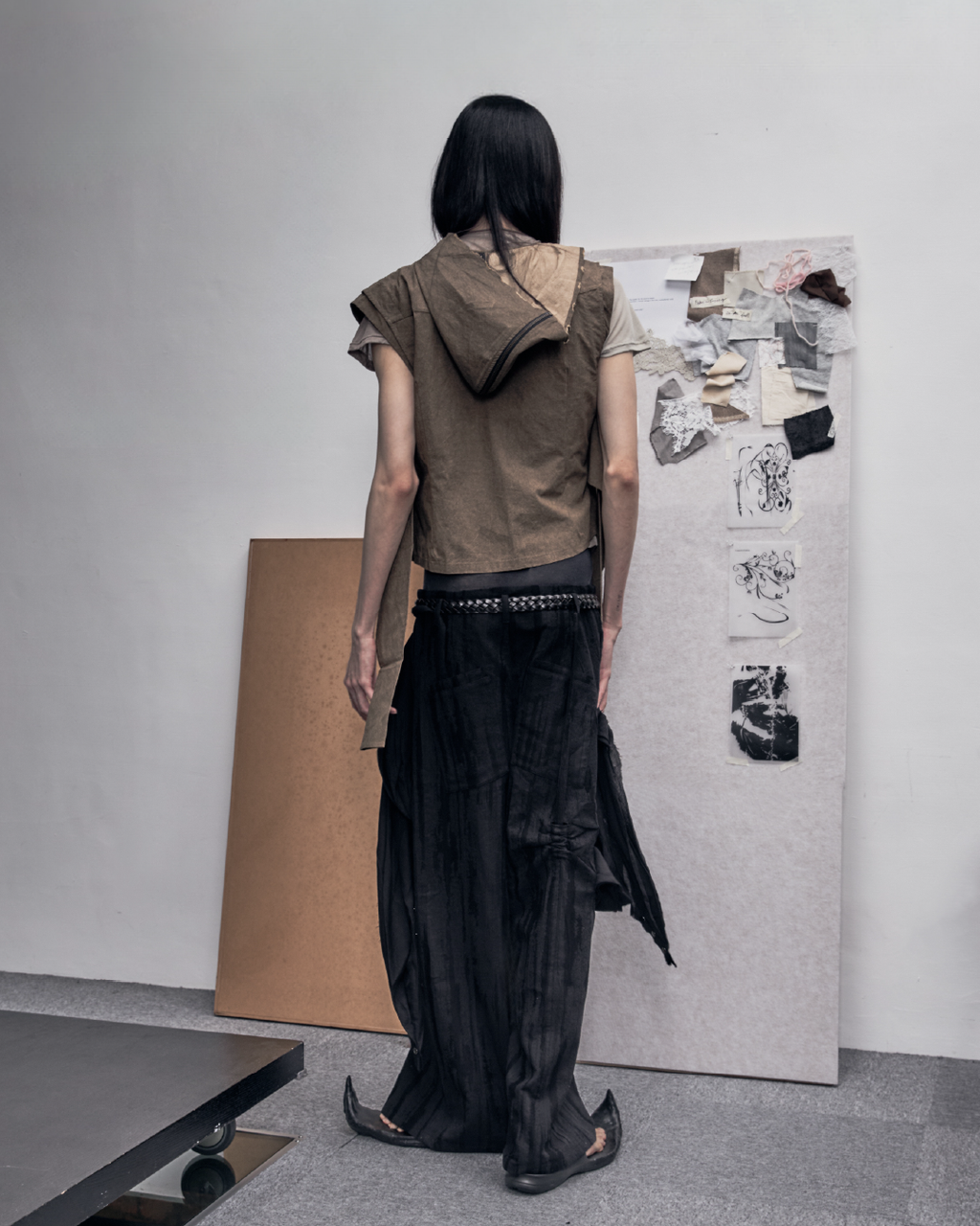 26Pre-Fall 011 Hooded vest - The shackles (Bark Brown)