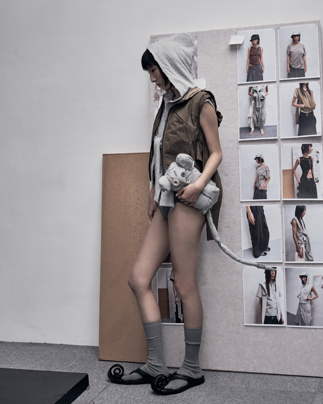 26Pre-Fall 011 Hooded vest - The shackles (Bark Brown)