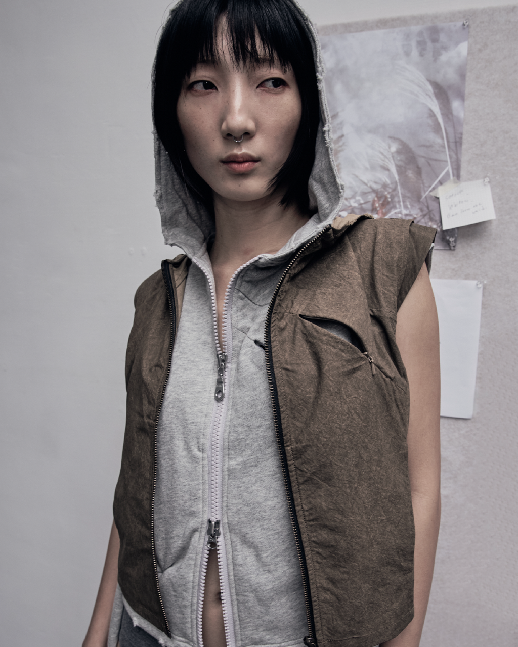 26Pre-Fall 011 Hooded vest - The shackles (Gray)