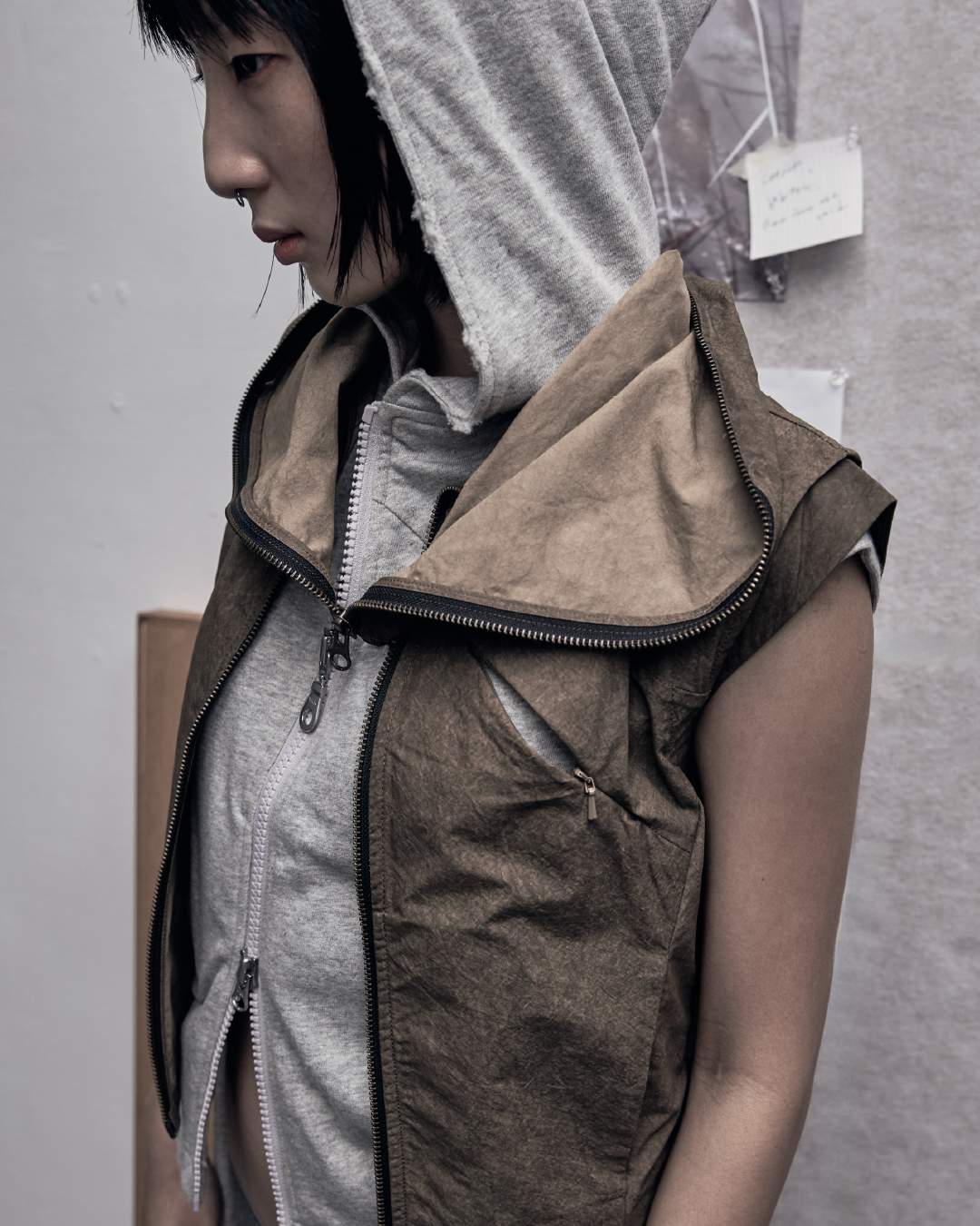 26Pre-Fall 011 Hooded vest - The shackles (Bark Brown)