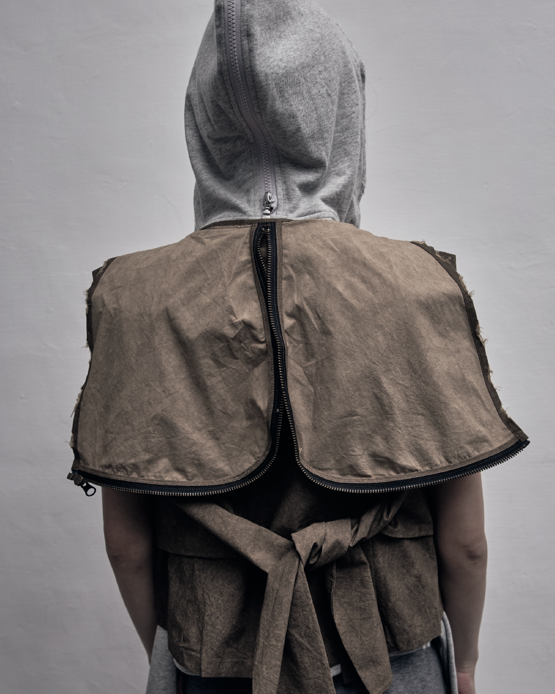 26Pre-Fall 011 Hooded vest - The shackles (Bark Brown)