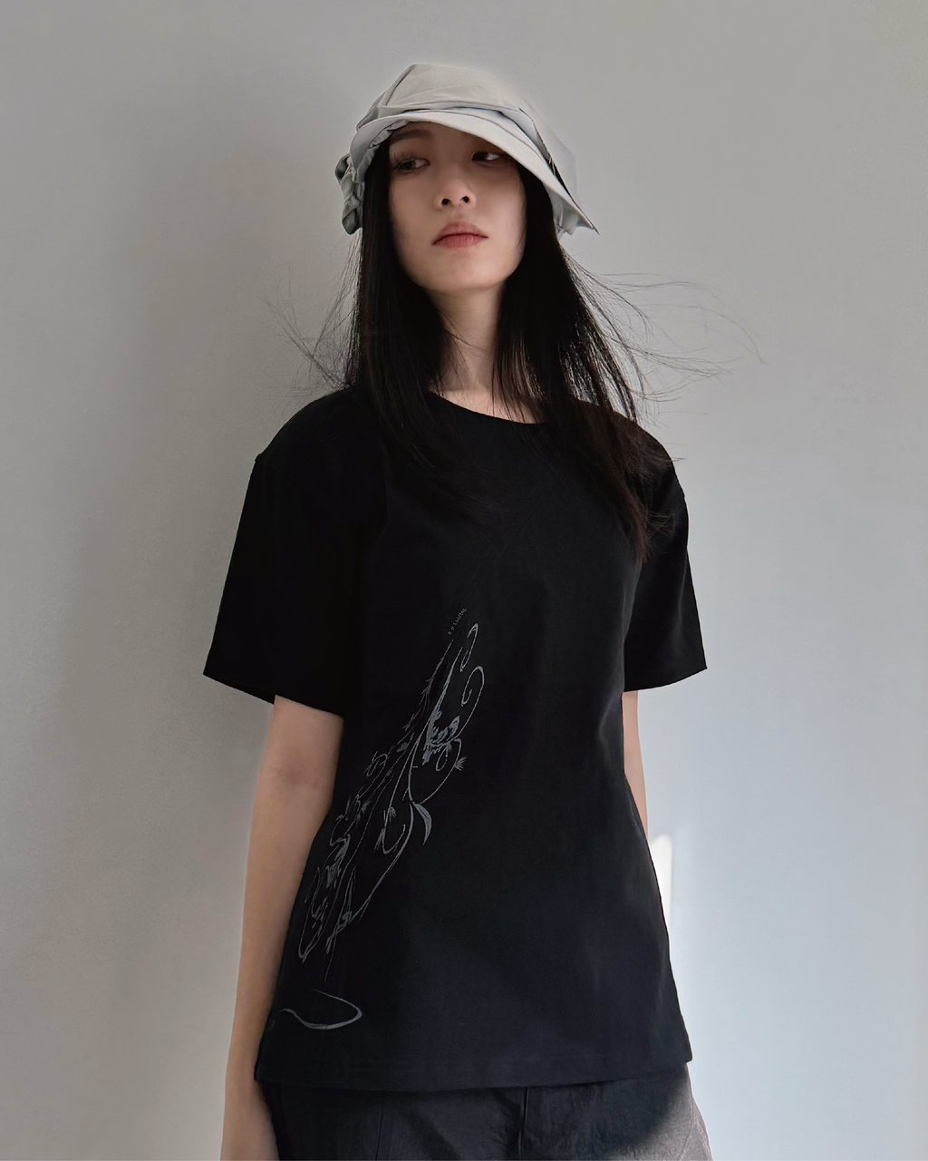 26AW 018 T-Shirt - Through the window (Black)