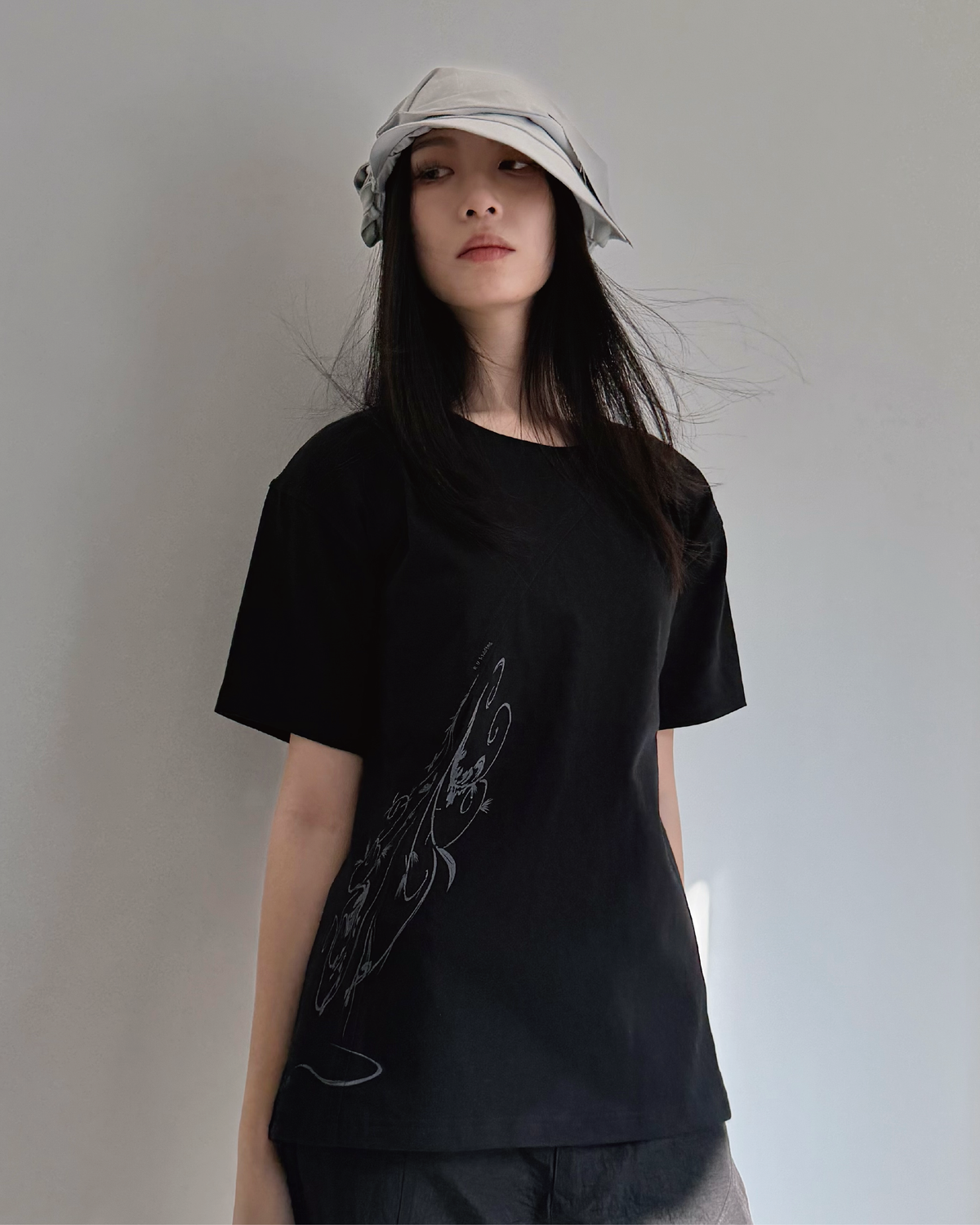 26AW 018 T-Shirt - Through the window (Black)