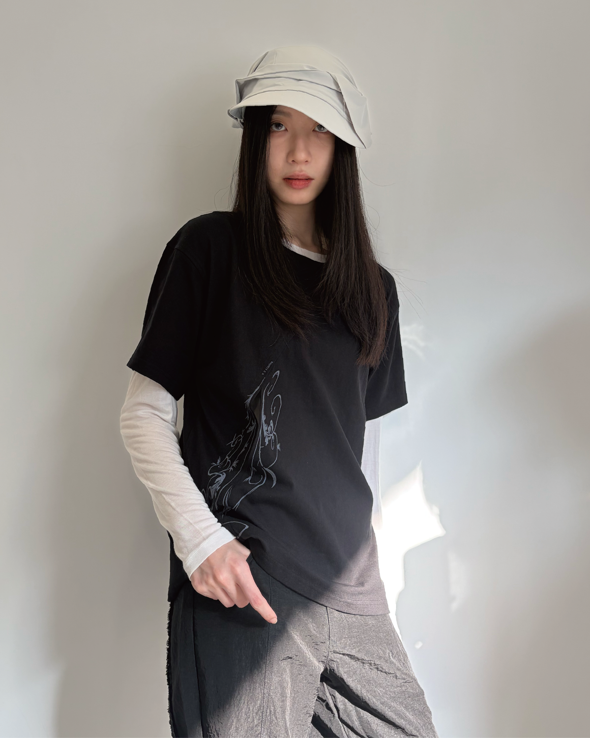 26AW 018 T-Shirt - Through the window (Black)