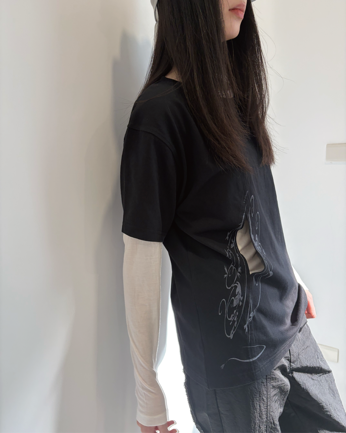 26AW 018 T-Shirt - Through the window (Black)